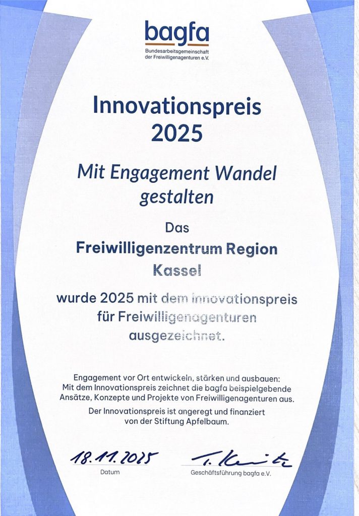 Urkunde der bagfa zum Innovationspreis 2025. Ausgezeichnet wird das Freiwilligenzentrum Region Kassel unter dem Titel „Mit Engagement Wandel gestalten“. Der Preis würdigt beispielgebende Ansätze und Projekte von Freiwilligenagenturen. Datum: 18. November 2025.